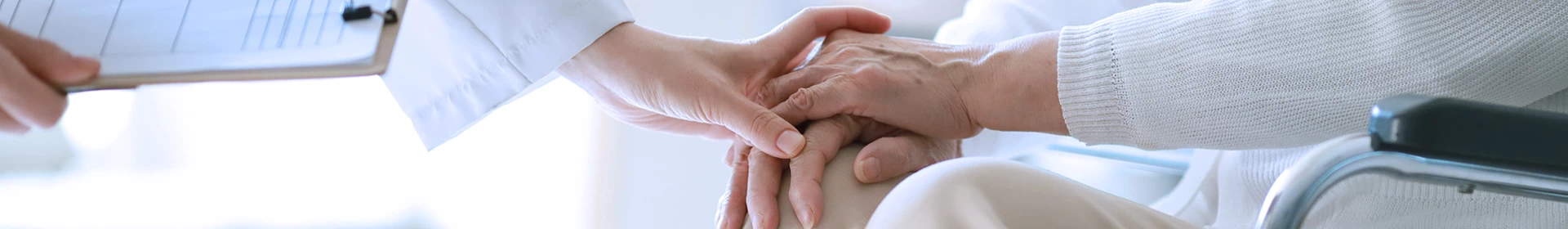Trzymanie dłoni starszej osoby